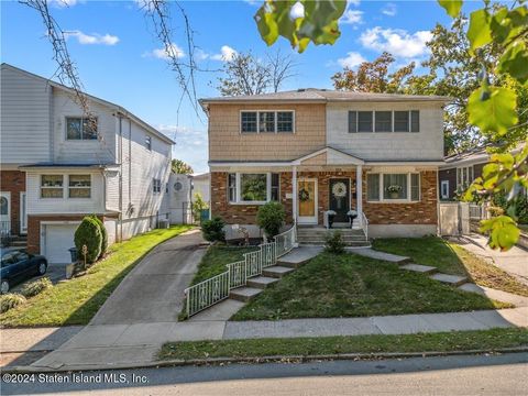 Photo of 134 Montreal Avenue, Staten Island, NY 10306 (MLS # 2406757)