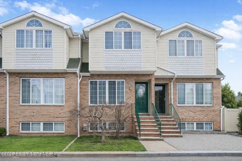 Photo of 43 Timothy Court, Staten Island, NY 10314 (MLS # 2601611)