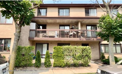 Photo of 18 Kathy Place #2a, Staten Island, NY 10314 (MLS # 1162427)