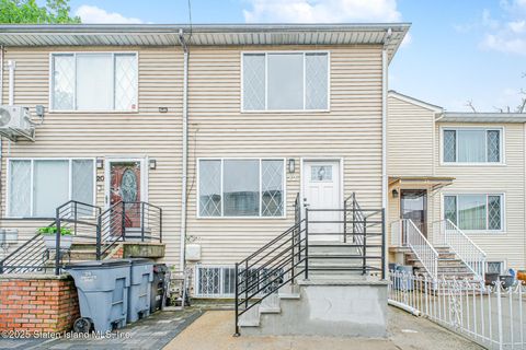 Photo of 22 Greenfield Court, Staten Island, NY 10304 (MLS # 2502854)