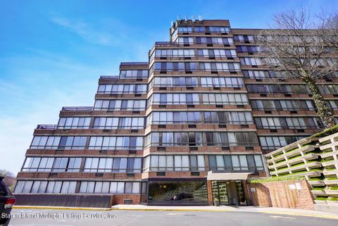 Photo of 755 Narrows Road N #402, Staten Island, NY 10304 (MLS # 1165339)