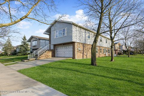 Photo of 346 Oakdale Street, Staten Island, NY 10312 (MLS # 2600418)