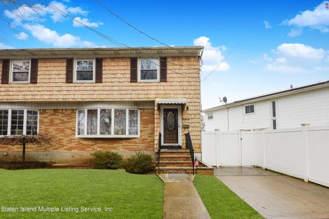 Photo of 26 Tatro Street, Staten Island, NY 10306 (MLS # 2400535)