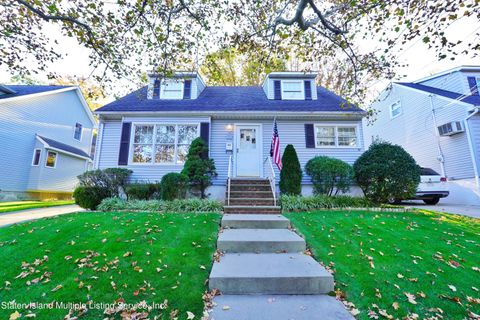 Photo of 292 Thornycroft Avenue, Staten Island, NY 10312 (MLS # 1165354)
