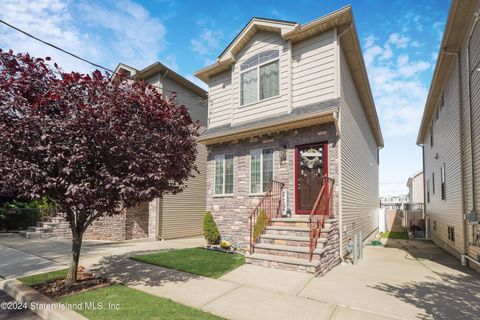 Photo of 5 Montana Court, Staten Island, NY 10303 (MLS # 2403839)