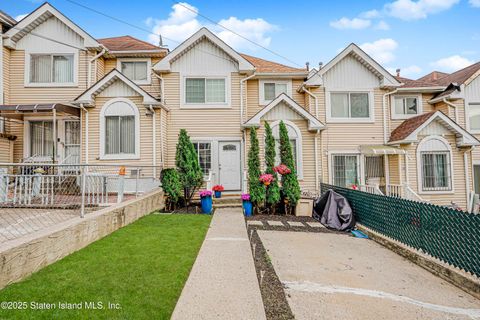 Photo of 25 Tappen Court, Staten Island, NY 10304 (MLS # 2503334)