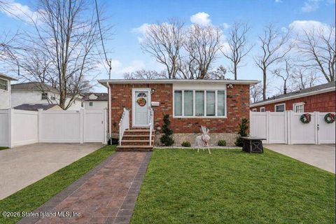 Photo of 11 N Rhett Avenue, Staten Island, NY 10308 (MLS # 2600025)