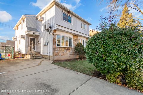 Photo of 34 Taft Court, Staten Island, NY 10314 (MLS # 1159820)