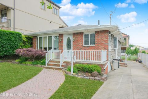 Photo of 33 Hunter Street, Staten Island, NY 10304 (MLS # 2503305)