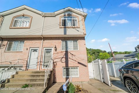 Photo of 23 Deirdre Court, Staten Island, NY 10304 (MLS # 2505894)