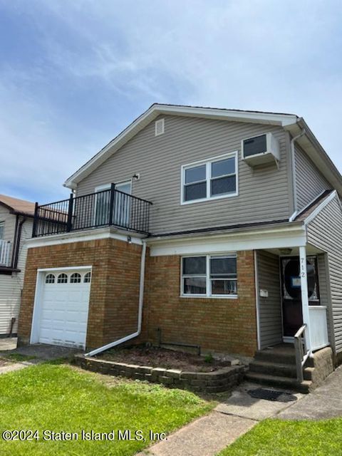 Photo of 712 Katan Avenue, Staten Island, NY 10312 (MLS # 1165909)