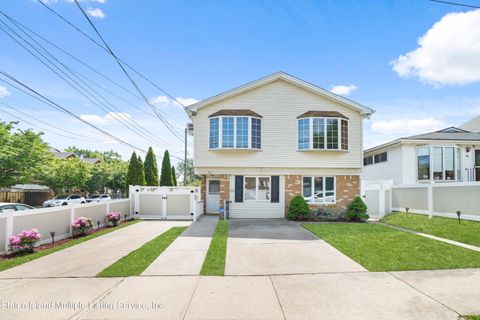Photo of 72 Foch Avenue, Staten Island, NY 10305 (MLS # 1162000)