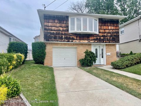 Photo of 137 North Pine Terrace Ter, Staten Island, NY 10312 (MLS # 1162728)