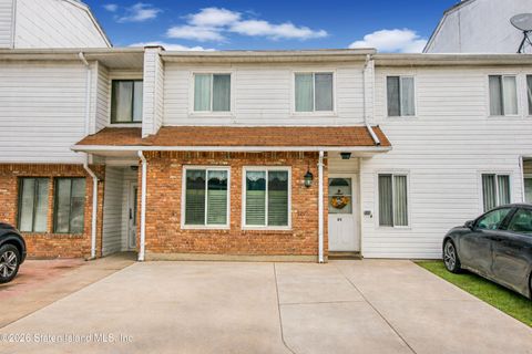 Photo of 89 Country Drive N, Staten Island, NY 10314 (MLS # 2600729)