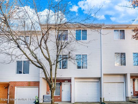Photo of 328 Ilyssa Way, Staten Island, NY 10312 (MLS # 1159706)