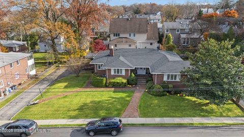 Photo of 725 Davis Avenue, Staten Island, NY 10310 (MLS # 2506929)