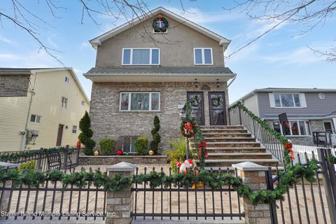 Photo of 1010 Huguenot Avenue, Staten Island, NY 10312 (MLS # 1165752)