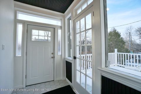 Photo of 637 Clove Road, Staten Island, NY 10310 (MLS # 1165376)