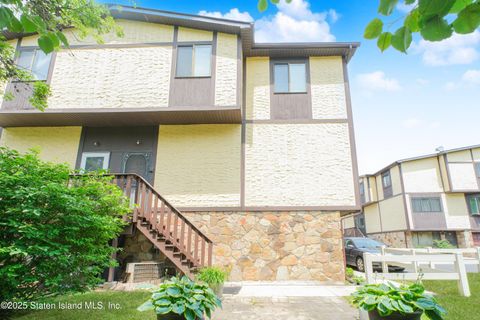 Photo of 40 Parkview Loop, Staten Island, NY 10314 (MLS # 2503346)