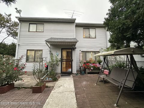 Photo of 215 Pierce Street, Staten Island, NY 10304 (MLS # 2600041)