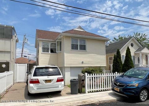 Photo of 17 Maple Terrace, Staten Island, NY 10306 (MLS # 1163162)