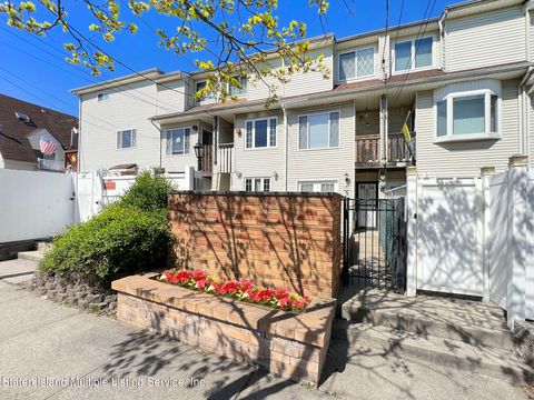 Photo of 542 Drumgoole Road W, Staten Island, NY 10312 (MLS # 1161196)