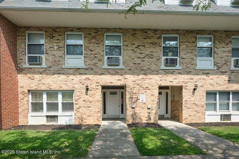 Photo of 400 Aspen Knolls Way #B2, Staten Island, NY 10312 (MLS # 2504737)