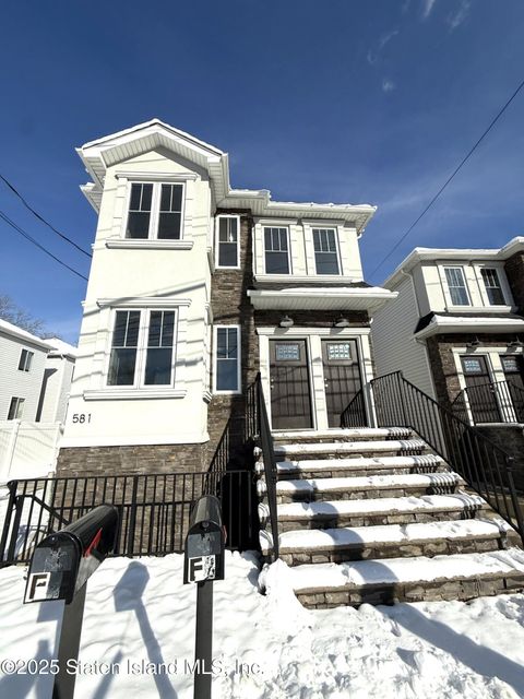 Photo of 581 West Caswell Avenue, Staten Island, NY 10314 (MLS # 2507140)