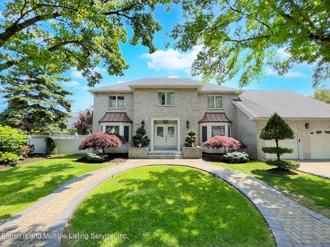 Photo of 160 Vail Avenue, Staten Island, NY 10309 (MLS # 1162155)