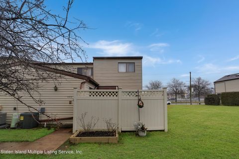 Photo of 286 Willow Road W, Staten Island, NY 10314 (MLS # 2400169)