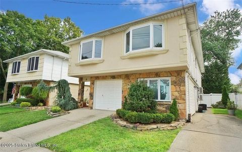 Photo of 9 Grissom Avenue, Staten Island, NY 10314 (MLS # 2500708)