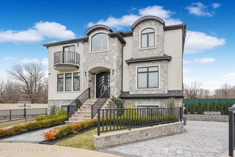 Photo of 35 Savona Court, Staten Island, NY 10309 (MLS # 2601497)
