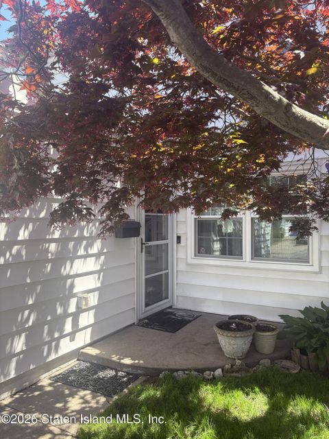 Photo of 93 Hampton Green, Staten Island, NY 10312 (MLS # 2602445)