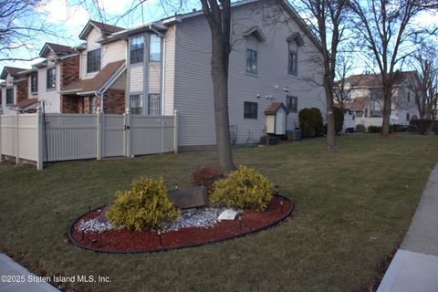 Photo of 975 Rockland Avenue, Staten Island, NY 10314 (MLS # 2500365)