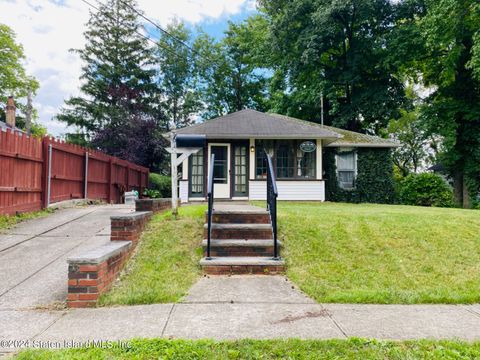 Photo of 16 Hillcrest Street, Staten Island, NY 10308 (MLS # 2404882)