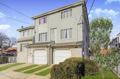Photo of 34 Stern Court, Staten Island, NY 10308 (MLS # 2503093)