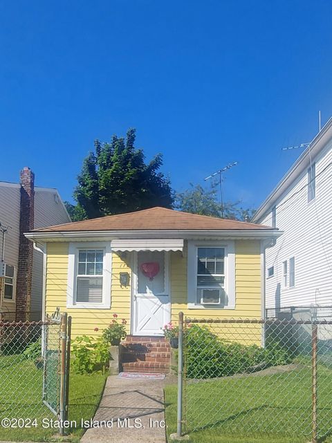 Single Family Residence in Staten Island NY 172 Wiman Avenue.jpg