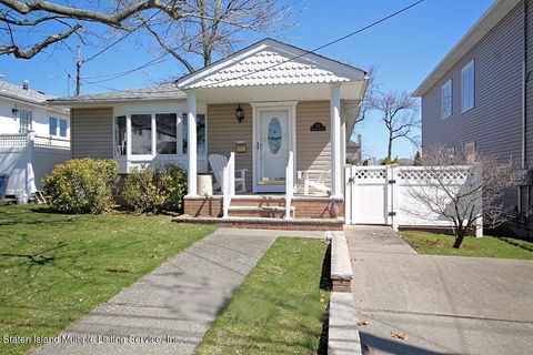 Photo of 29 Hopkins Avenue, Staten Island, NY 10306 (MLS # 1161032)
