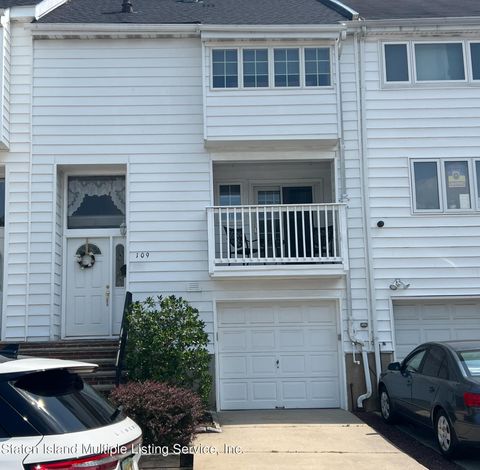 Photo of 109 Hampton Green, Staten Island, NY 10312 (MLS # 1163423)