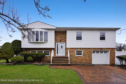 Photo of 106 Jansen Street, Staten Island, NY 10312 (MLS # 1160934)