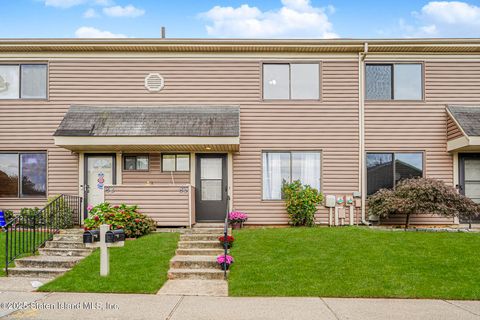 Photo of 85 Cypress Loop, Staten Island, NY 10309 (MLS # 2505792)