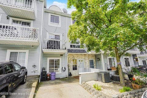 Photo of 34 Country Drive N, Staten Island, NY 10314 (MLS # 2504254)