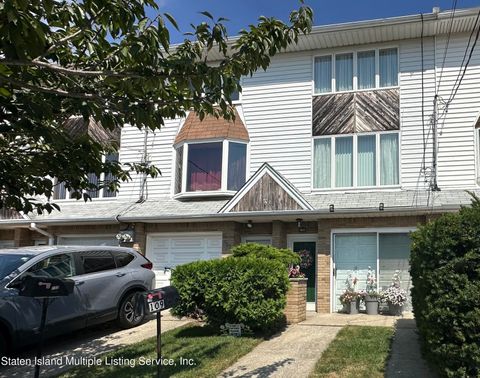 Photo of 109 Hempstead Avenue, Staten Island, NY 10306 (MLS # 1164187)