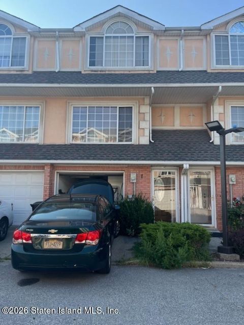 Photo of 142 Alex Circle, Staten Island, NY 10305 (MLS # 2600037)