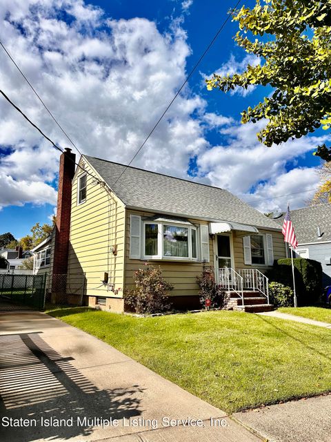 Photo of 689 N Railroad Avenue, Staten Island, NY 10304 (MLS # 1164948)