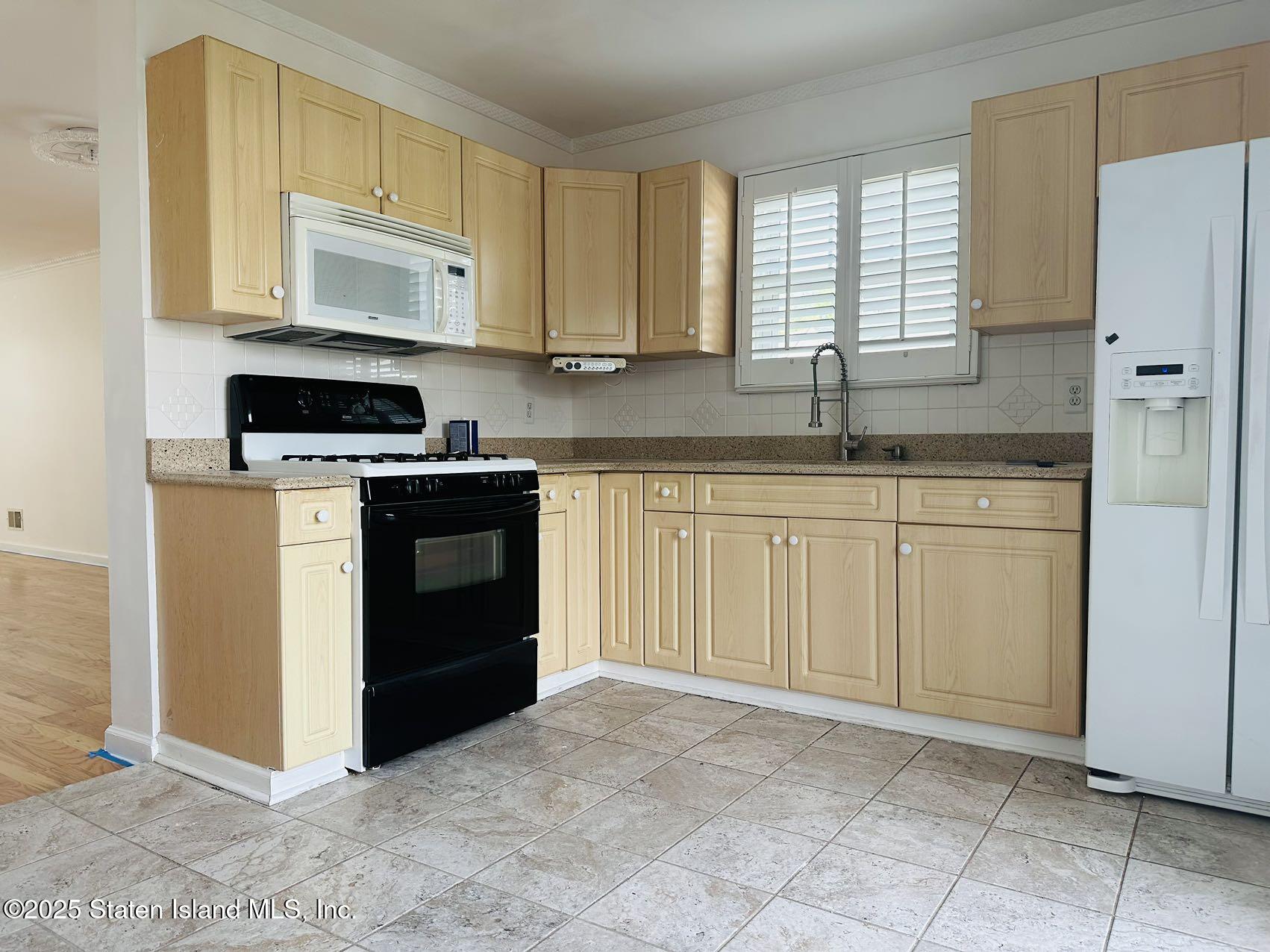 16 Sky Lane, Staten Island, New York image 3