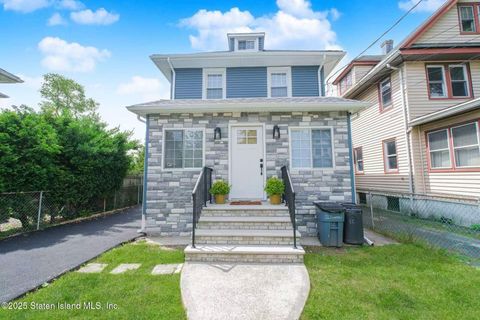 Photo of 12 Livingston Court, Staten Island, NY 10310 (MLS # 2503205)
