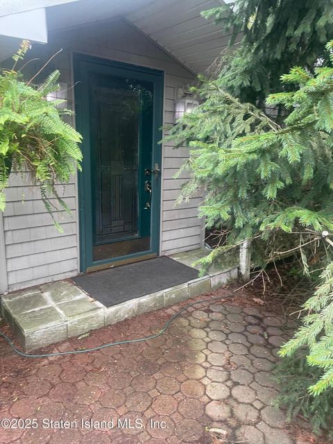 Photo of 16 Stevenson Place, Staten Island, NY 10309 (MLS # 2600559)