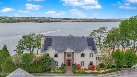 Photo of 30 Aviva Court, Staten Island, NY 10307 (MLS # 2502701)