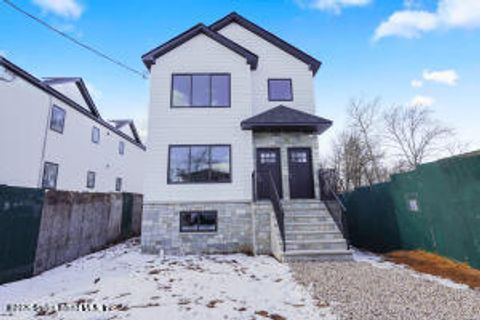 Photo of 16 Hillcrest Street, Staten Island, NY 10308 (MLS # 2601525)